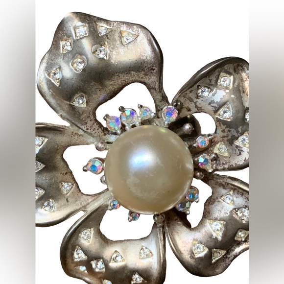 Vintage Large Metal Flower Ring Iridescent Crystals Faux Pearl Center Jewelry - Picture 6 of 11